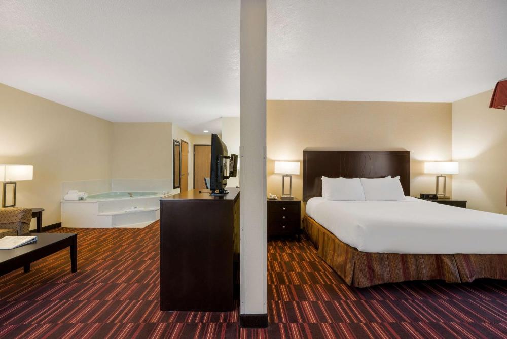 King Suite with Spa Bath - Non Smoking interior